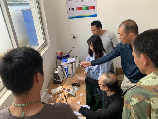 4.圖為肇海水質(zhì)檢測有限公司技術人員在德慶縣高良鎮(zhèn)茸草水廠與水廠管理人員培訓交流。.jpg