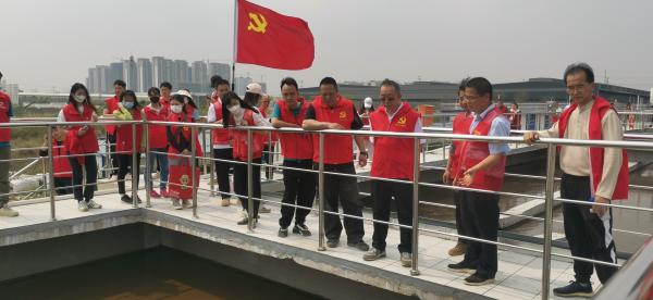 5.圖為植樹活動(dòng)后參觀肇慶高新區(qū)第二污水處理廠首期（第二階段）擴(kuò)容工程。.jpg