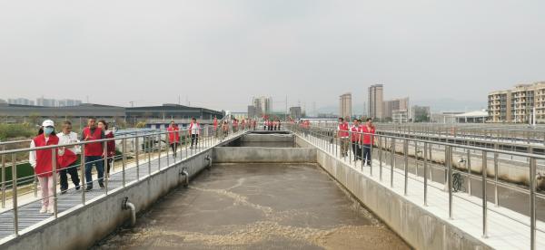 6.圖為黨員職工參觀肇慶高新區(qū)第二污水處理廠首期（第二階段）擴(kuò)容工程。.jpg