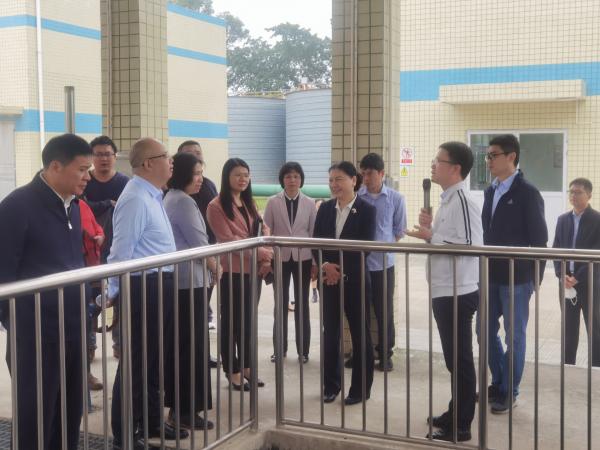 市政協(xié)副主席陳宣群率政協(xié)委員視察組到端州區(qū)第二污水處理廠開展環(huán)境保護(hù)相關(guān)項目視察，圖為視察組查看廠區(qū)工藝運行情況（區(qū)偉強(qiáng)攝于市第二污水處理廠內(nèi)）2.jpg