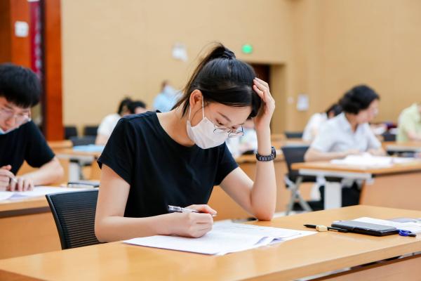 2023年5月28-31日廣東省住房與城鄉(xiāng)建設(shè)行業(yè)化學(xué)檢驗(yàn)員職工職業(yè)技能競(jìng)賽在深圳舉行，由肇水集團(tuán)職工組建的肇慶市住建代表隊(duì)參加競(jìng)賽。圖為來自鼎湖供水的隊(duì)員何楚君在5月28日的理論考試。（競(jìng)賽組委會(huì)供圖）.jpg