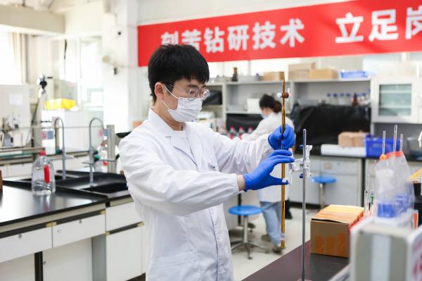 2023年5月28-31日廣東省住房與城鄉(xiāng)建設(shè)行業(yè)化學(xué)檢驗(yàn)員職工職業(yè)技能競(jìng)賽在深圳舉行，由肇水集團(tuán)職工組建的肇慶市住建代表隊(duì)參加競(jìng)賽。圖為來自肇海檢測(cè)的隊(duì)員寧琪在5月30日的實(shí)操技能考核。（競(jìng)賽組委會(huì)供圖）.jpg