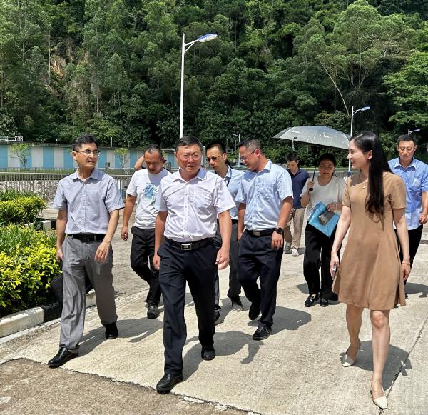 1.廣東省水利廳水資源管理處處長陳小文（前排左二）、肇慶市水利局副局長古志超（前排左一）一行到三榕水廠開展取水許可監(jiān)督檢查。.jpg