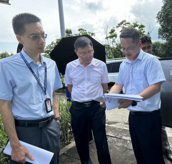 2.廣東省水利廳水資源管理處處長陳小文（左二）、副處長黃錦榮（左一）一行到三榕水廠開展取水許可監(jiān)督檢查。.jpg