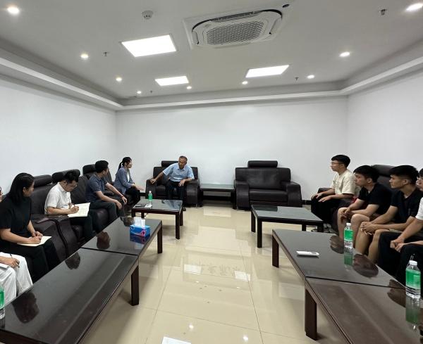 賀江電力梁學(xué)強(qiáng)董事長為新入職的員工答疑解惑.jpg