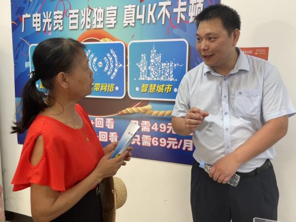 圖5 四會(huì)肇水董事長(zhǎng)伍思炫（右）在沙浦業(yè)務(wù)代辦點(diǎn)給沙浦鎮(zhèn)用水戶解疑答惑。.jpg