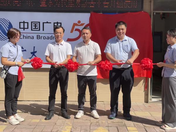 圖1 四會(huì)肇水董事長(zhǎng)伍思炫（右）、鼎湖區(qū)沙浦鎮(zhèn)常務(wù)副鎮(zhèn)長(zhǎng)黃展鵬（中）和廣電網(wǎng)絡(luò)肇慶鼎湖分公司副總經(jīng)理馮宇睿（左）共同為沙浦業(yè)務(wù)代辦點(diǎn)正式營(yíng)業(yè)剪彩。.jpg