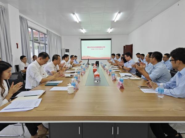 圖2 2023年10月13日，污水公司與新區(qū)投資公司聯(lián)合開展主題黨日活動，圖為開黨建交流會（蘇達想拍攝于肇慶新區(qū)污水廠內(nèi)）.jpg