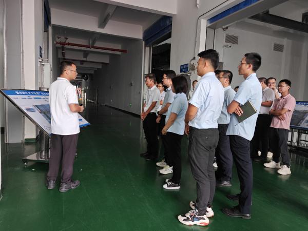 圖3 2023年10月13日，污水公司與新區(qū)投資公司聯(lián)合開展主題黨日活動，圖為參觀新區(qū)污水廠（蘇達想拍攝于肇慶新區(qū)污水廠內(nèi)）.jpg