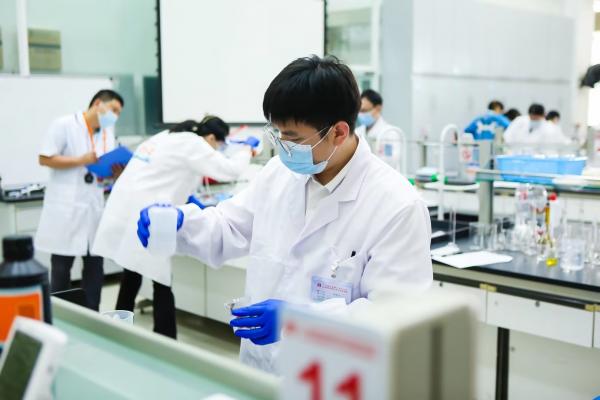 2023年5月28-31日，廣東省住房與城鄉(xiāng)建設(shè)行業(yè)化學(xué)檢驗(yàn)員職工職業(yè)技能競(jìng)賽在深圳舉行，由肇水集團(tuán)職工組建的肇慶市住建代表隊(duì)參加競(jìng)賽。圖為來(lái)自肇海公司的隊(duì)員寧琪在進(jìn)行技能競(jìng)賽。（競(jìng)賽組委會(huì)供圖）.jpg