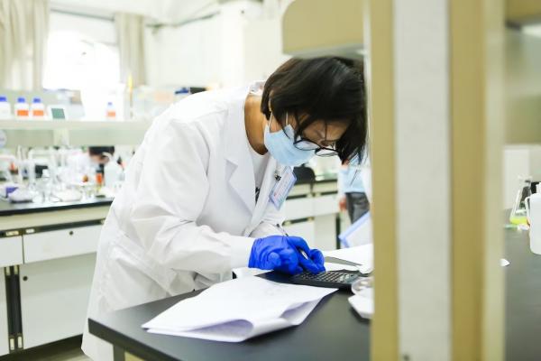 2023年5月28-31日，廣東省住房與城鄉(xiāng)建設(shè)行業(yè)化學(xué)檢驗(yàn)員職工職業(yè)技能競(jìng)賽在深圳舉行，由肇水集團(tuán)職工組建的肇慶市住建代表隊(duì)參加競(jìng)賽。圖為來(lái)自肇海公司的隊(duì)員王晨在進(jìn)行技能競(jìng)賽。（競(jìng)賽組委會(huì)供圖）.jpg